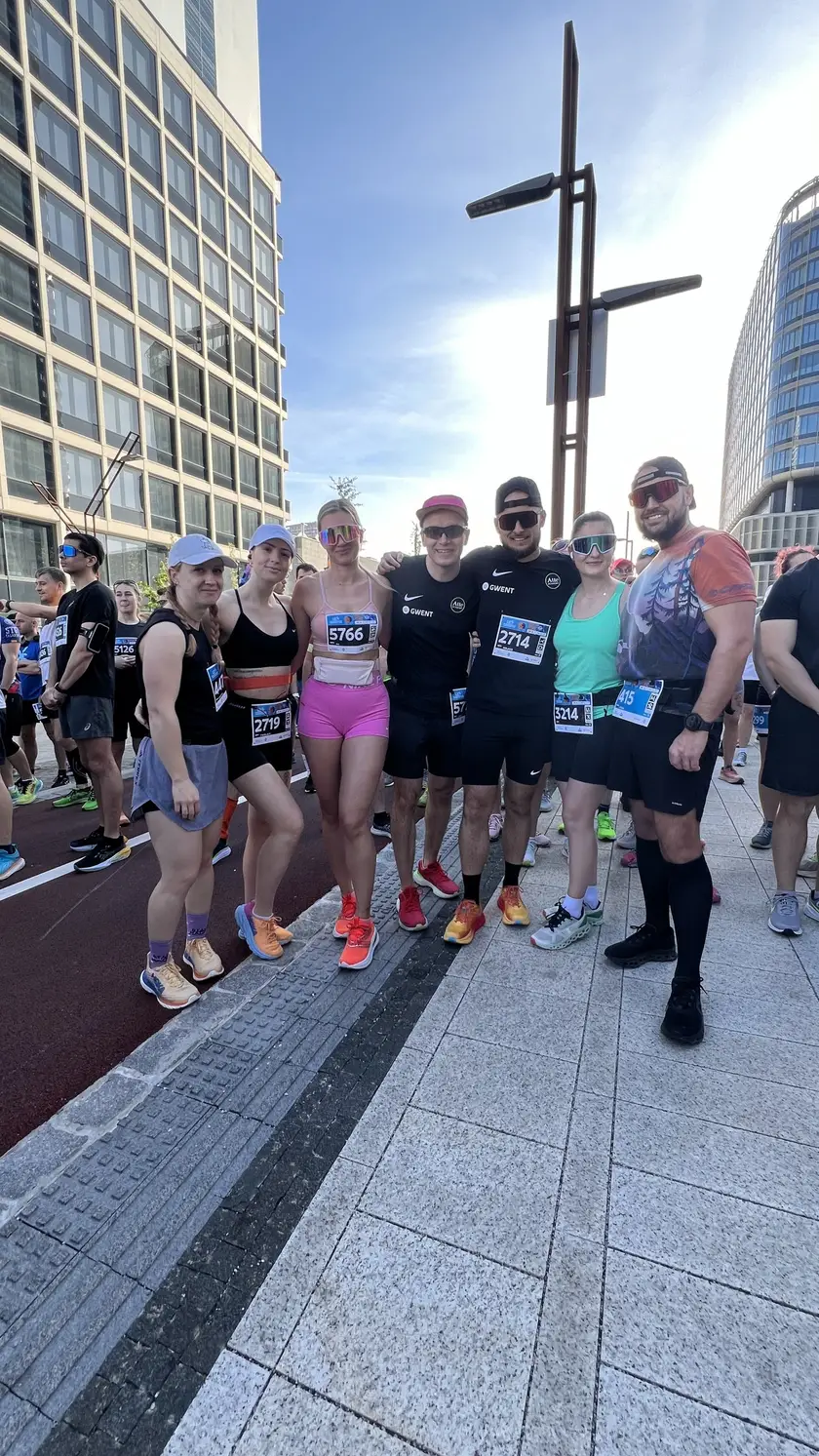 Skupina usmiatych bežcov spolu na štarte Bratislavského maratónu