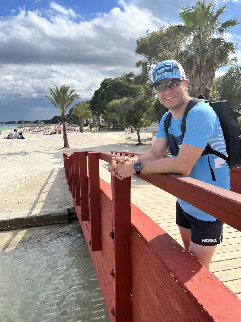 Usmiaty Ivan Hrušovský na promenáde pri pláži na Mallorke počas pretekov IRONMAN 70.3